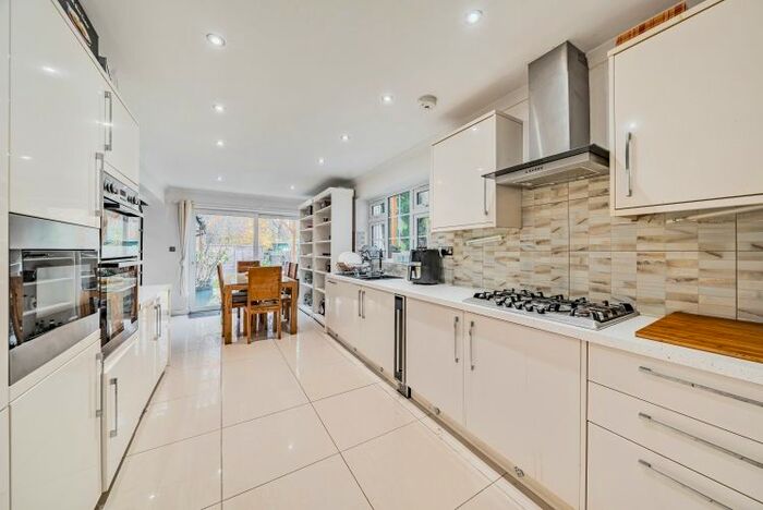 5 Bedroom Flat To Rent In Henley Drive, Kingston, KT2