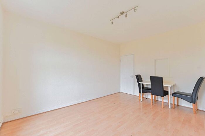 2 Bedroom Flat To Rent In Wandsworth Road, Nine Elms, London, SW8