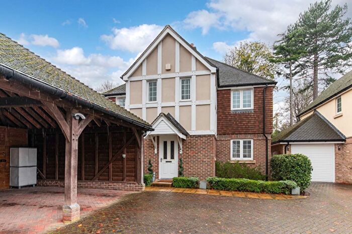 4 Bedroom Detached House For Sale In Acorn Close, Banstead, SM7