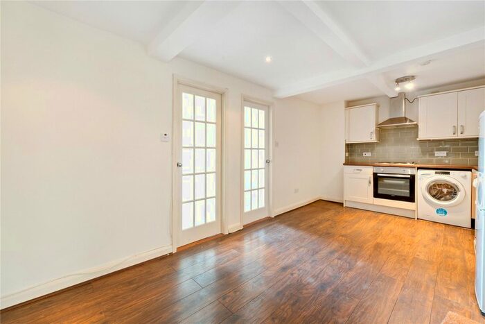 3 Bedroom Flat To Rent In New Cross Road, London, SE14