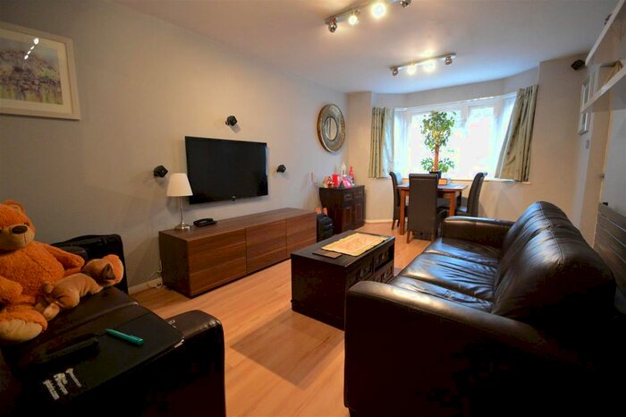 2 Bedroom Flat To Rent In South Bank, Surbiton, KT6