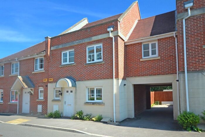 4 Bedroom Semi-Detached House To Rent In Spiro Close, Pulborough, West Sussex, RH20