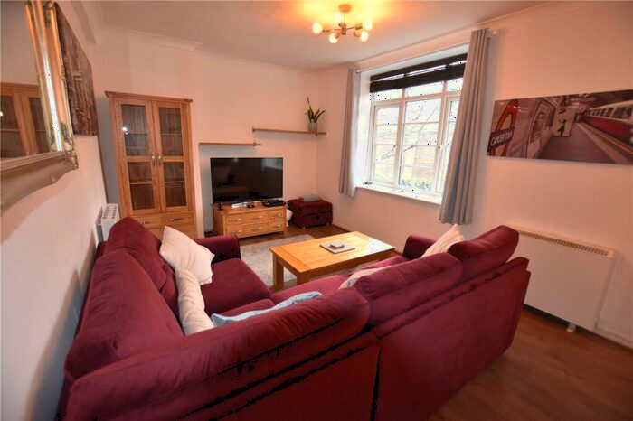 3 Bedroom Apartment To Rent In Acorn Walk, London, SE16