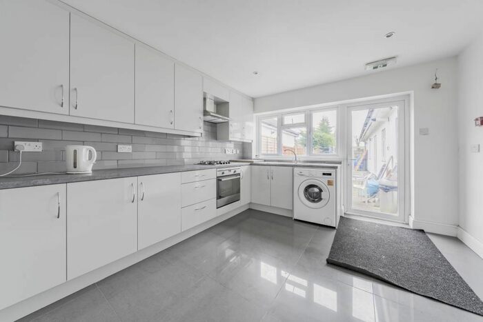 5 Bedroom Semi-Detached House To Rent In Reading Road, Winnersh, RG41