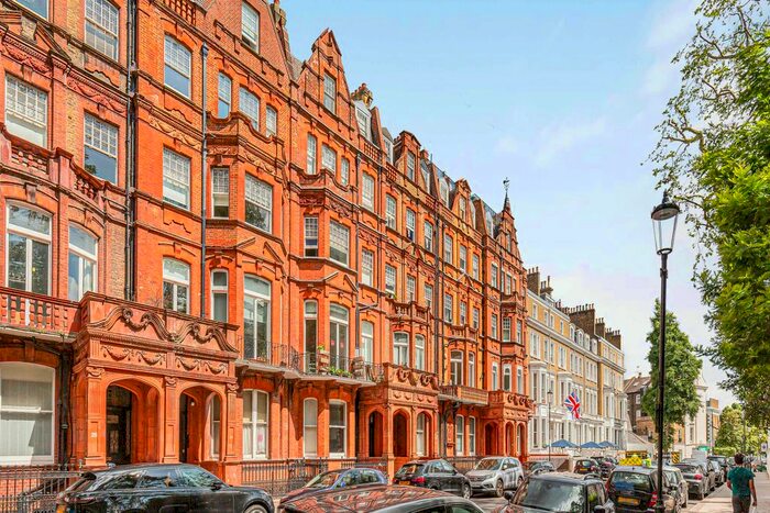 3 Bedroom Flat To Rent In Bina Gardens, London, SW5