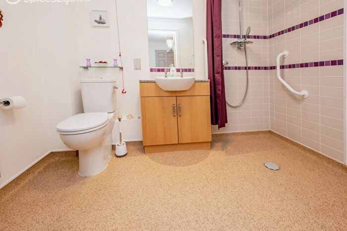 1 Bedroom Flat For Sale In Darwin Avenue, Worcester, WR5