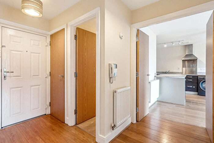 2 Bedroom Flat For Sale In Kingsquarter, Maidenhead, SL6