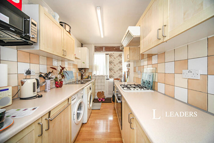 3 Bedroom Terraced House To Rent In Shelley Road, LU4