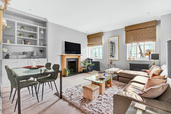 3 Bedroom Flat To Rent In Queen's Gate Terrace, London, SW7