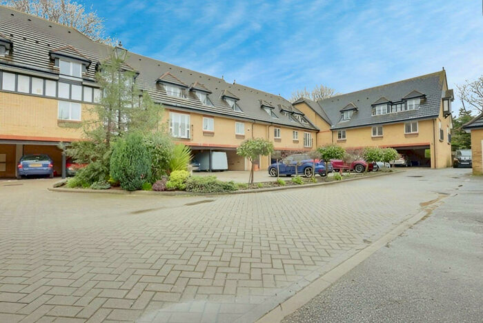 2 Bedroom Flat To Rent In Barnstaple Road, Southend-on-sea, SS1