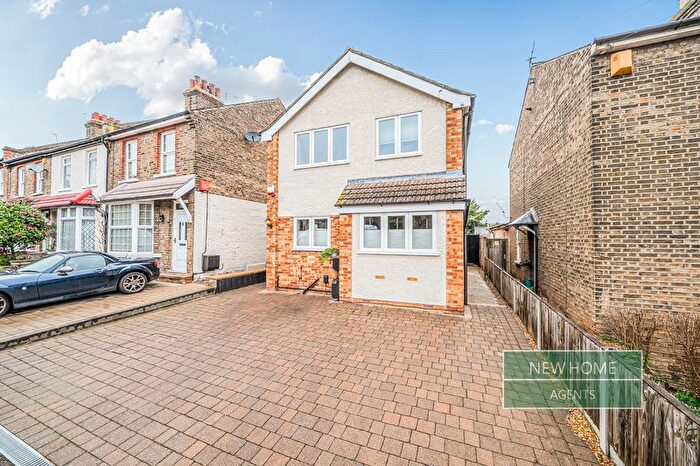 3 Bedroom Detached House For Sale In Cromwell Avenue, Waltham Cross, EN7