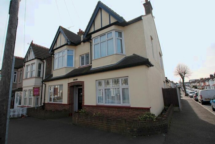 1 Bedroom Flat To Rent In Glendale Gardens, Leigh-On-Sea, SS9