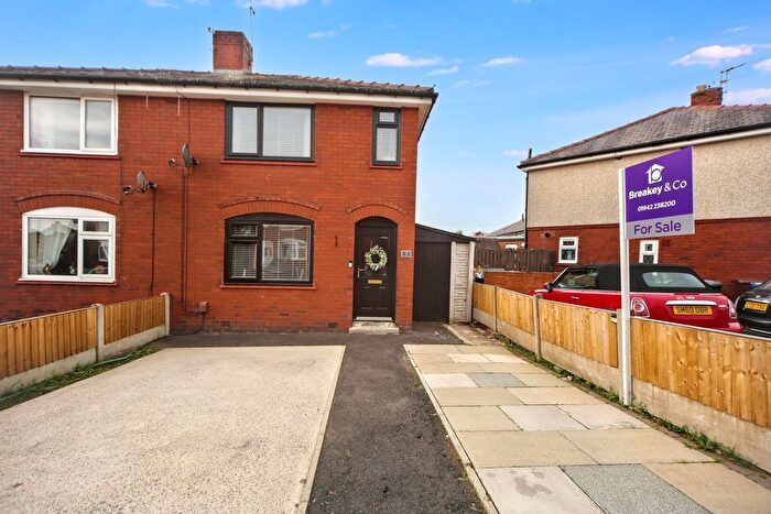 3 Bedroom Semi Detached House For Sale In Blackthorn Avenue, Wigan, WN6