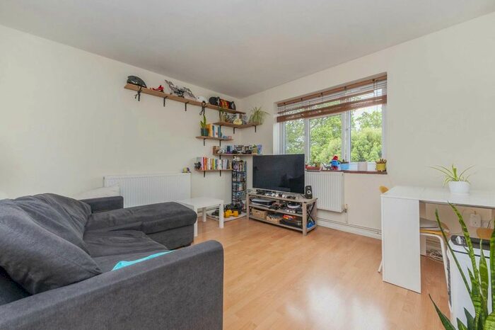 2 Bedroom Flat To Rent In Garratt Lane, London, SW17