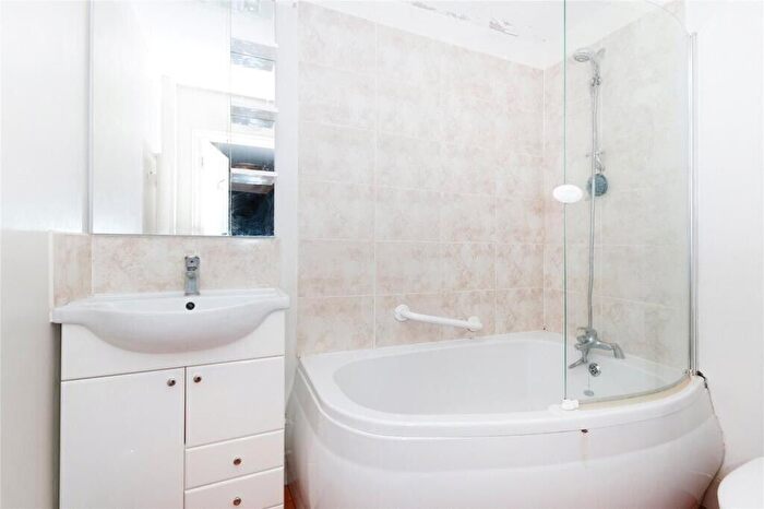 1 Bedroom Flat To Rent In Nine Elms Lane, London, SW8