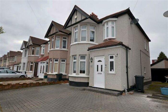 3 Bedroom End Of Terrace House To Rent In Collinwood Gardens, Ilford, IG5