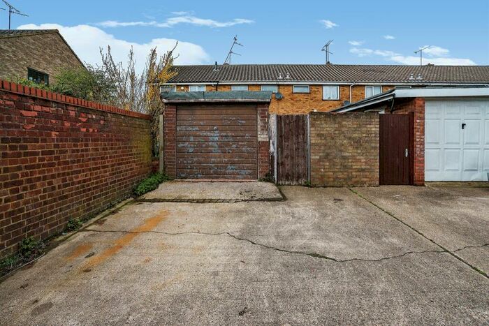 3 Bedroom Terraced House For Sale In Butely Road, Luton, LU4