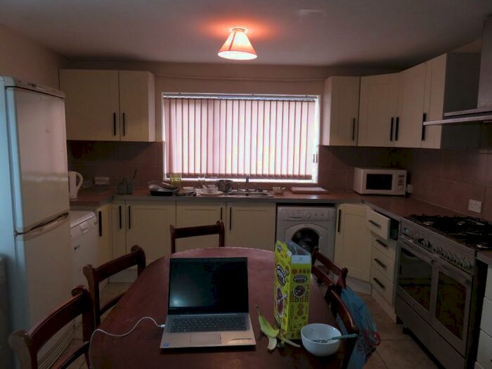 7 Bedroom Semi-Detached House To Rent In Harlaxton Drive, Nottingham, NG7