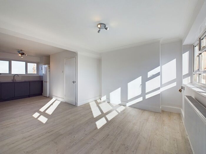 3 Bedroom Flat To Rent In Southmead Road, London, SW19