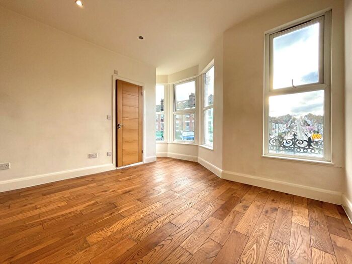 Apartment To Rent In Green Lanes, London, N8