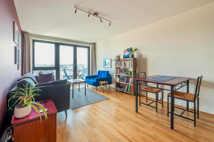 2 Bedroom Flat To Rent In Hillyfield, Walthamstow, E17