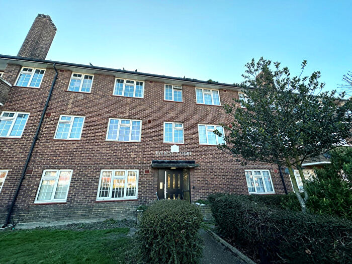 3 Bedroom Flat To Rent In Mottingham Road, London, SE9