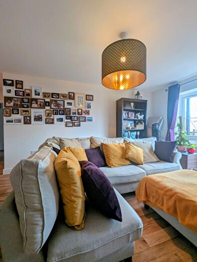 2 Bedroom Flat To Rent In Alderson Grove, Surrey, KT12