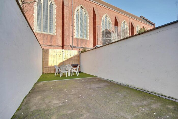 4 Bedroom End Of Terrace House For Sale In Fawcett Road, Southsea, PO4