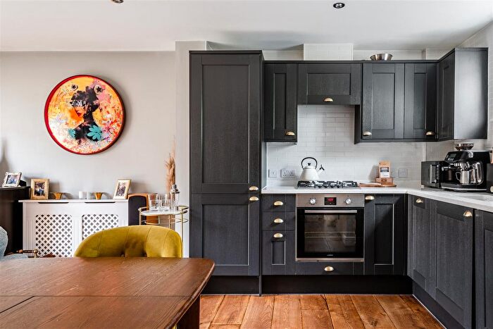 2 Bedroom Flat To Rent In Reading Lane, London, E8