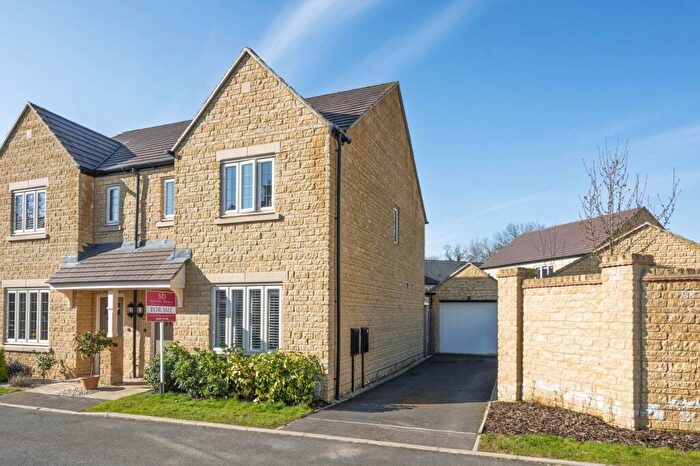 3 Bedroom Semi Detached House For Sale In Scarsbrook Crescent, Chipping Norton, OX7