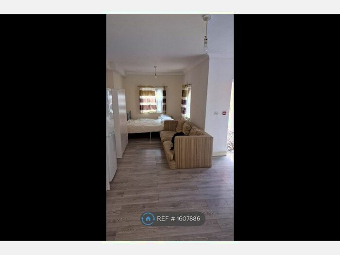 1 Bedroom Flat To Rent In Melville Road, England, ME15