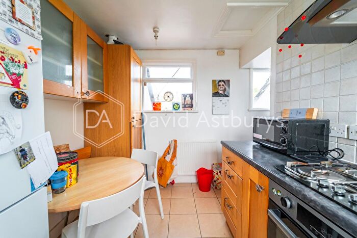 3 Bedroom Flat To Rent In Stapleton Hall Road, Finsbury Park, London, N4