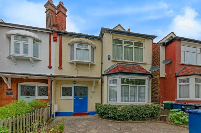 3 Bedroom Property To Rent In Chislehurst Avenue, Finchley, London, N12