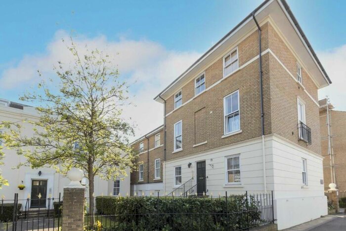 1 Bedroom Flat To Rent In Lysander Gardens, Surbiton, KT6