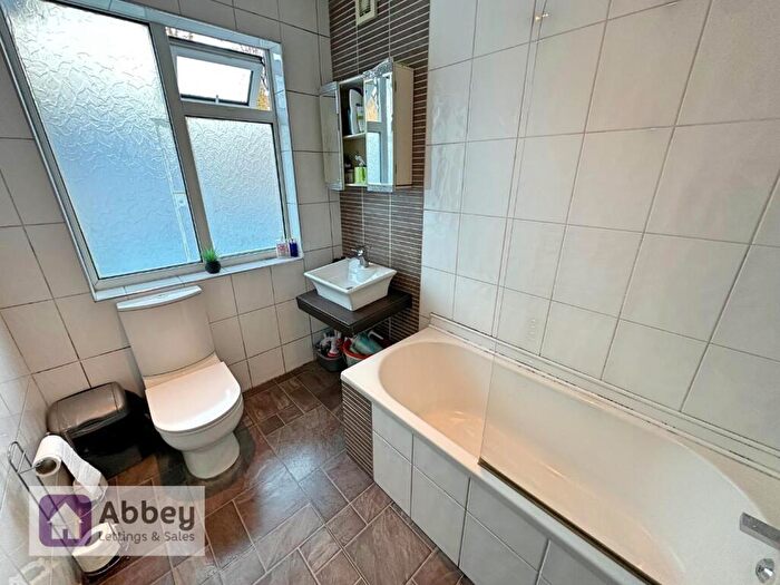 2 Bedroom Semi-Detached House For Sale In Anstey Lane, Leicester, LE4