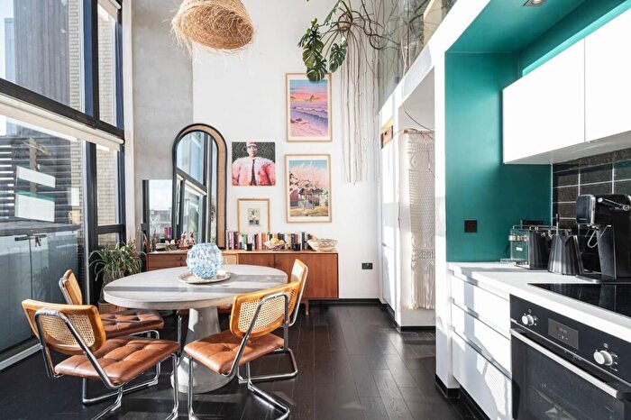 2 Bedroom Flat For Sale In Kingsland Road, Haggerston, London, E8