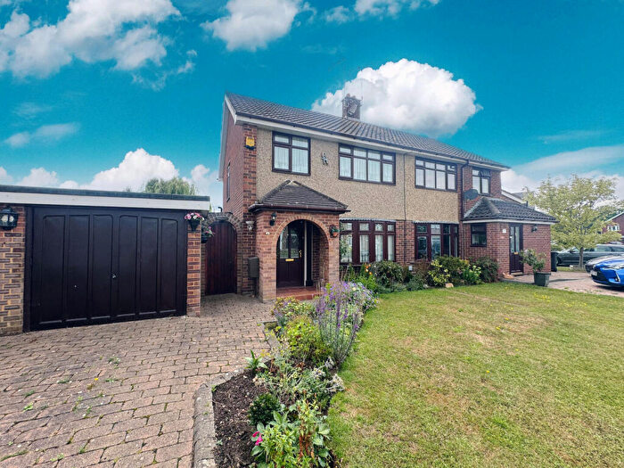 3 Bedroom Semi-Detached House For Sale In Hawksway, Kingswood, Basildon, SS16