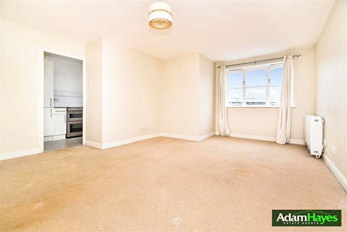 2 Bedroom Apartment To Rent In Vanderville Gardens, East Finchley, N2