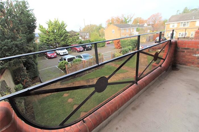 2 Bedroom Apartment For Sale In Kings Chase View, The Ridgeway, Enfield, Middlesex, EN2