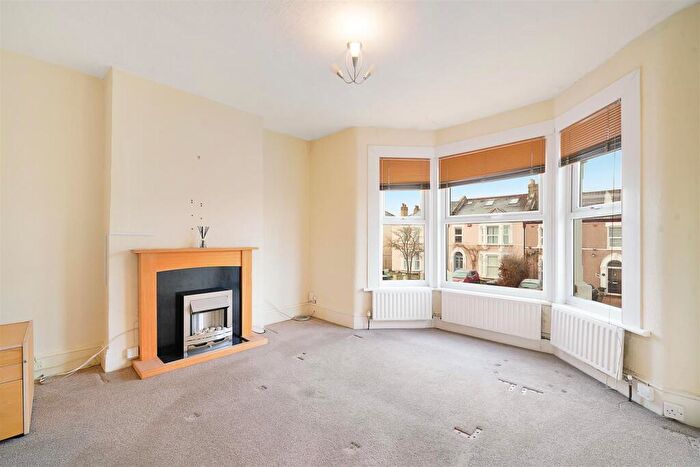 2 Bedroom Apartment For Sale In Wellmeadow Road, London, SE6