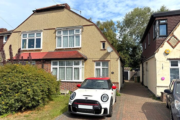 3 Bedroom Semi-detached House For Sale In Wandleside, Wallington, SM6