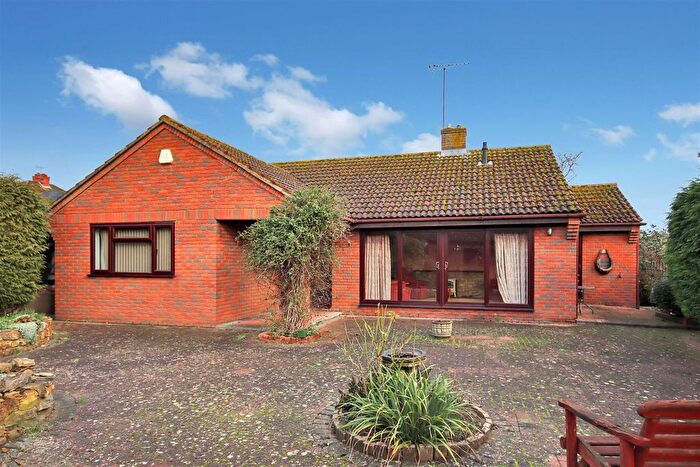 3 Bedroom Detached Bungalow For Sale In Sandringham Close, Rushden, NN10