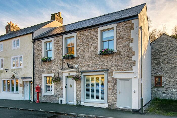 5 Bedroom Property For Sale In Commercial Road, Tideswell, Buxton, SK17