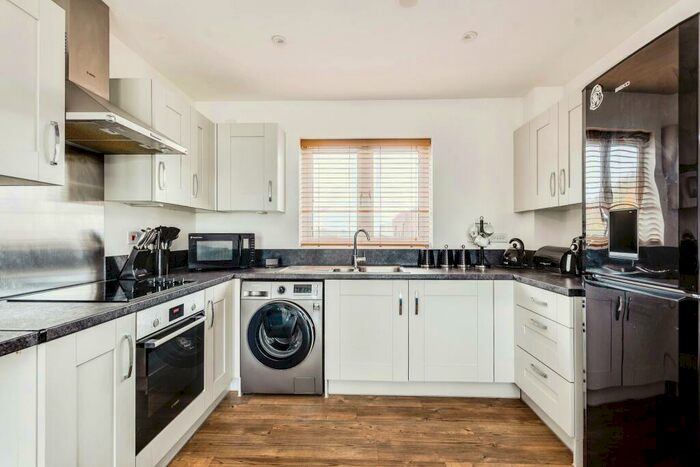 2 Bedroom Apartment To Rent In Oat Court, Witney, OX29