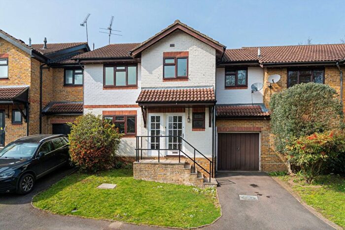 4 Bedroom Property For Sale In Vale Close, Weybridge, KT13