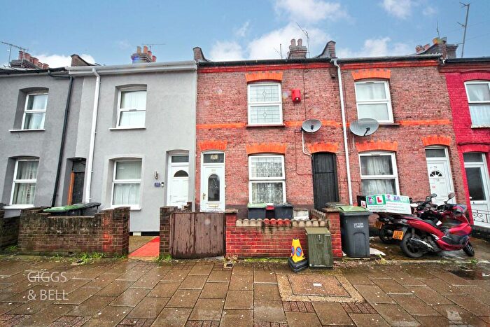 3 Bedroom Terraced House For Sale In Oak Road, Luton, Bedfordshire, LU4