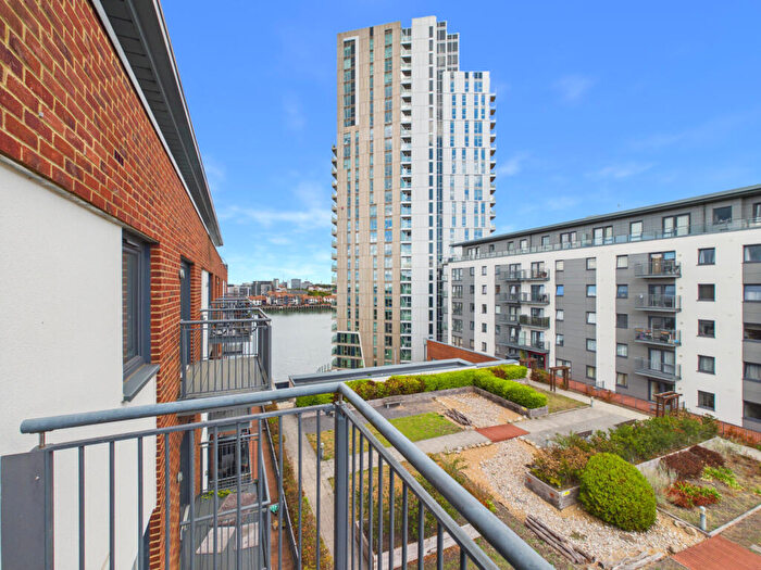 2 Bedroom Flat For Sale In Fairbourne Court, Denyer Walk, SO19