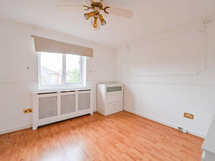2 Bedroom Maisonette To Rent In Boleyn Road, Walthamstow, London, E17