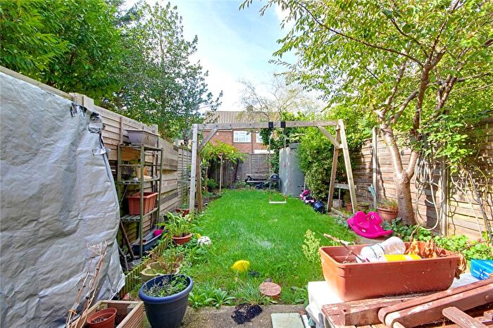 2 Bedroom Maisonette For Sale In Westfield Close, Enfield, Middlesex, EN3