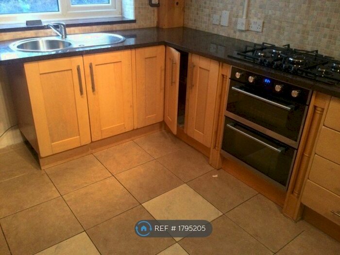 2 Bedroom Flat To Rent In Sizehouse Village, Haslingden, Rossendale, BB4